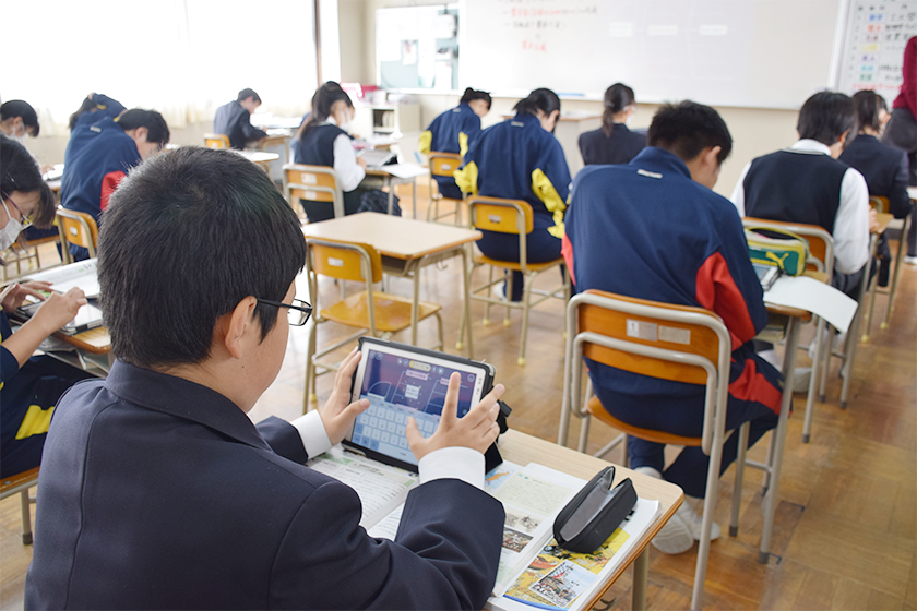 授業の様子 iPadを巧みに使う生徒たち