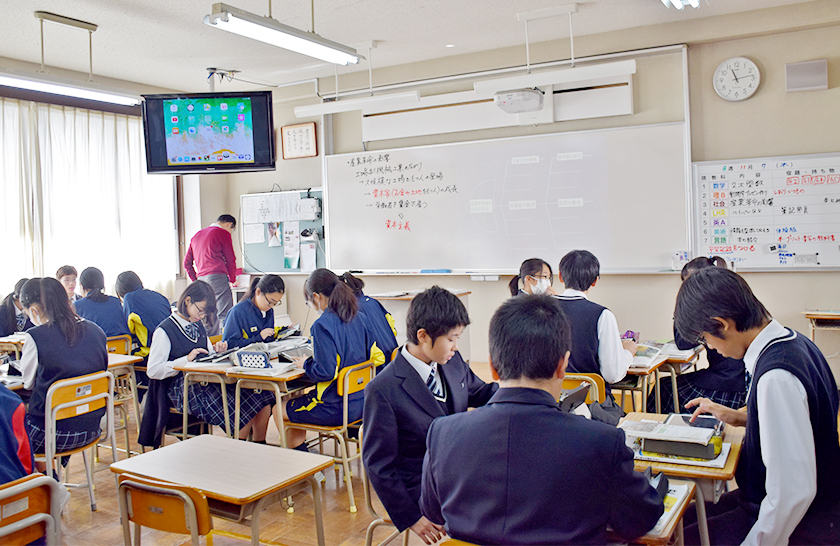 授業の様子 グループワークでも中心となるiPad