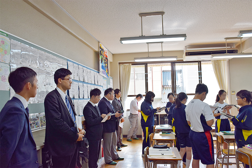 授業の様子 教室の後ろで見学する教師たち