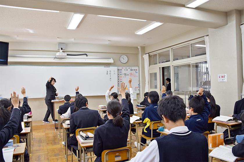 授業の様子 先生と生徒の活発な発問が続きます