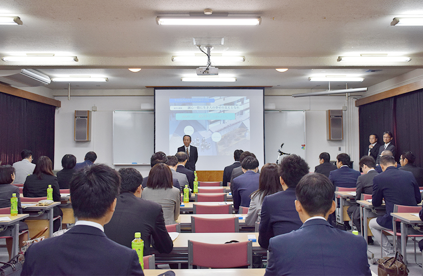 多治見西中の先生からお話を伺う様子1