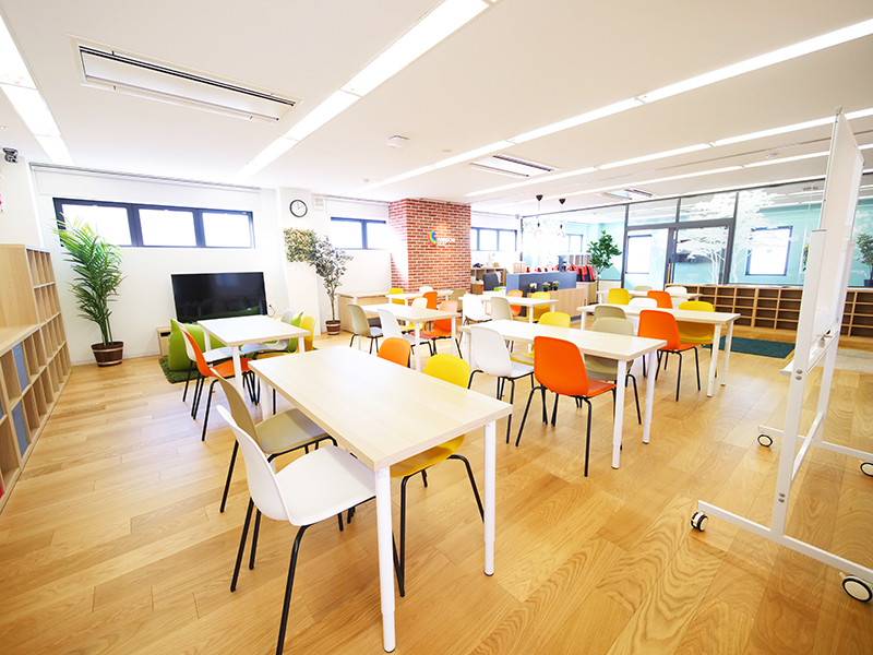 日当たりがよく明るいお預かりルーム／おやつを食べたり、宿題に取り組んだりして過ごします。