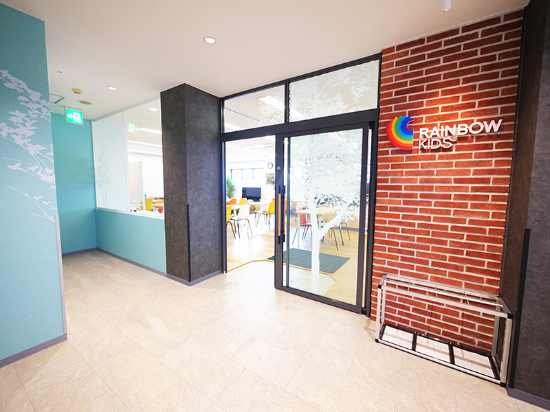 ガラス張りの入口から、お子さまの様子をご覧いただけます。