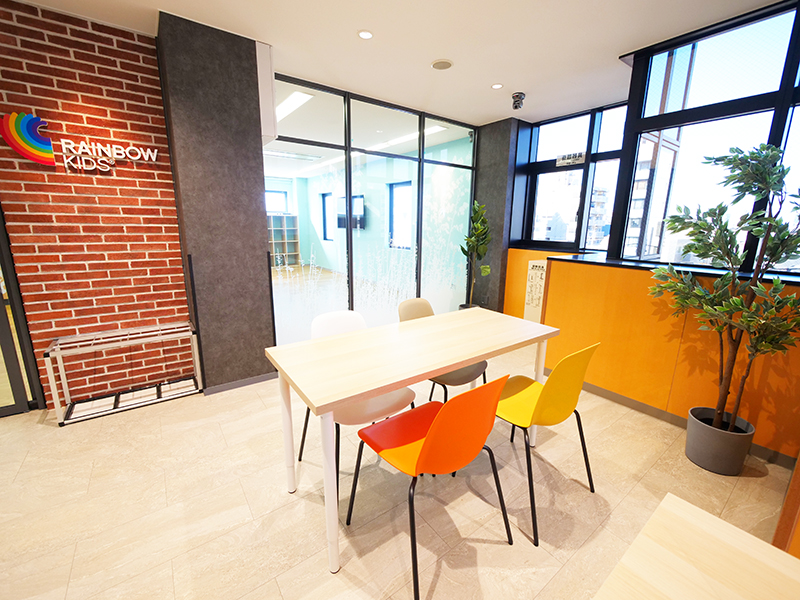 保護者向けの待合スペースからも中の様子を見学できます。