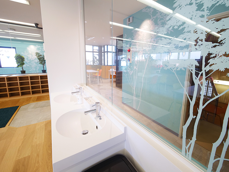 お預かりルームには、清潔感のある洗面所があります。