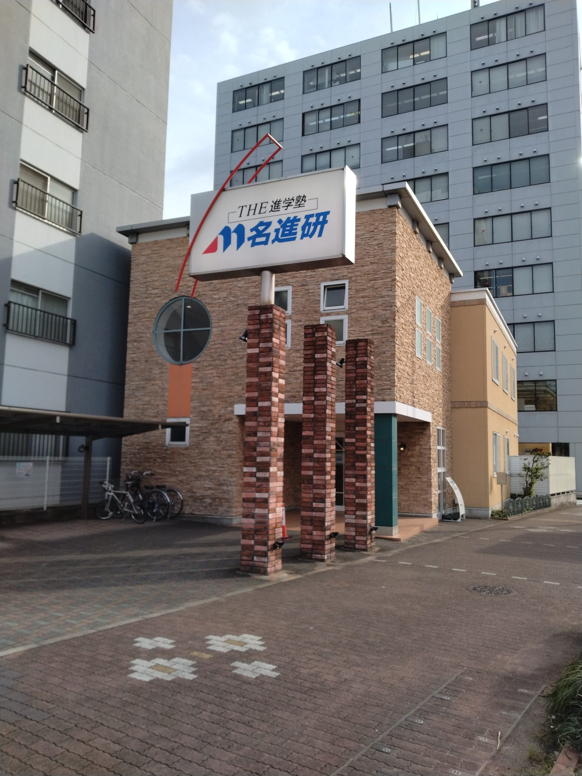 【校舎外観】19号線沿い「赤塚」交差点すぐにある白壁校