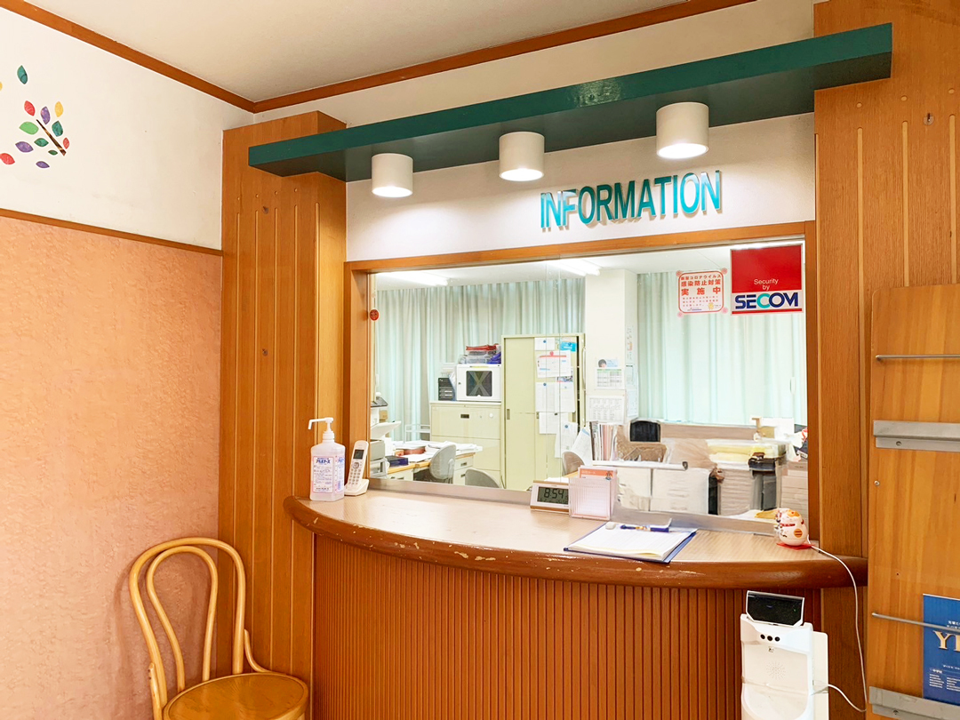 事務室ではご家庭との電話なども