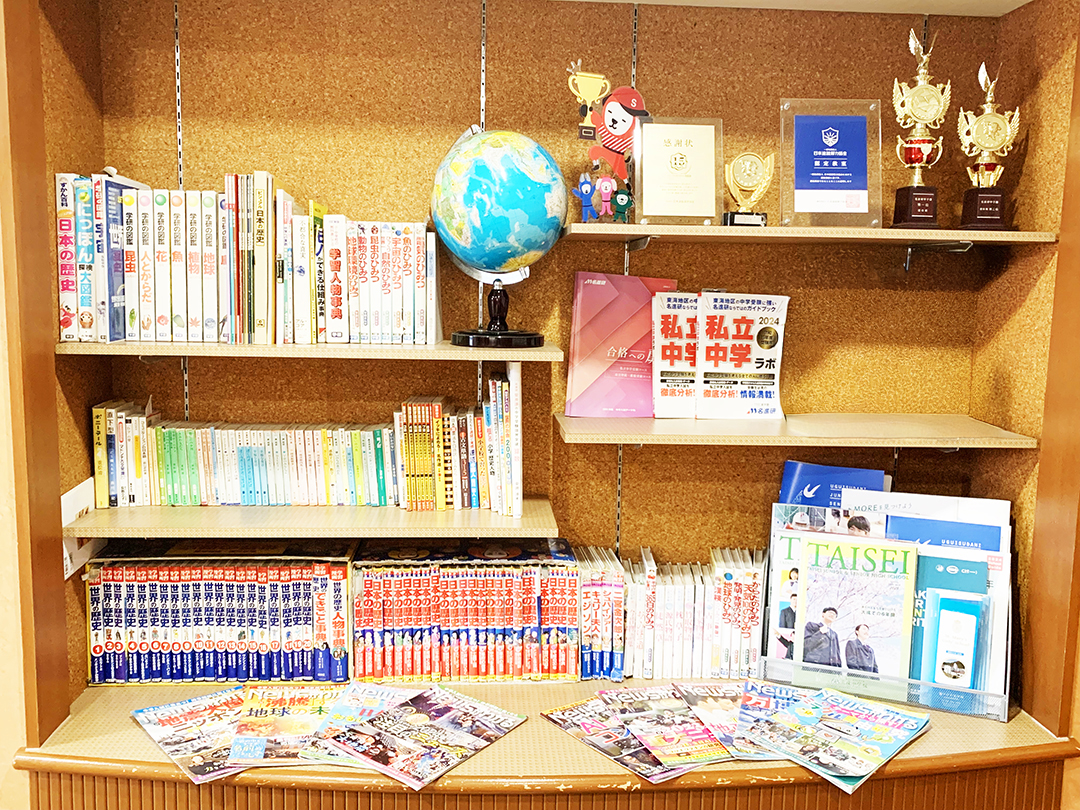 たくさんの文献がある本棚