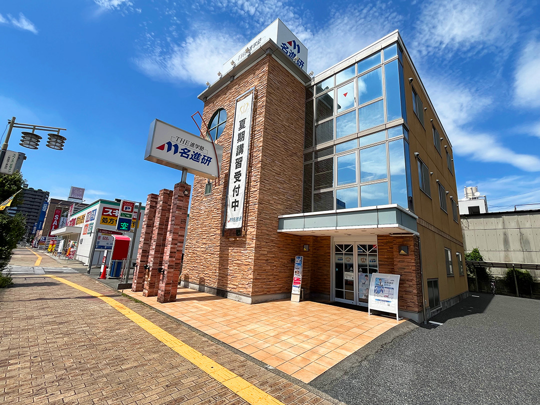 【校舎外観】県道２５号沿いにある春日井校