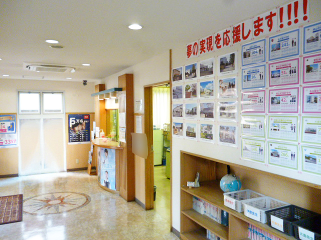 【掲示物】憧れの私立中学、難関高校の学校写真を掲示しています！