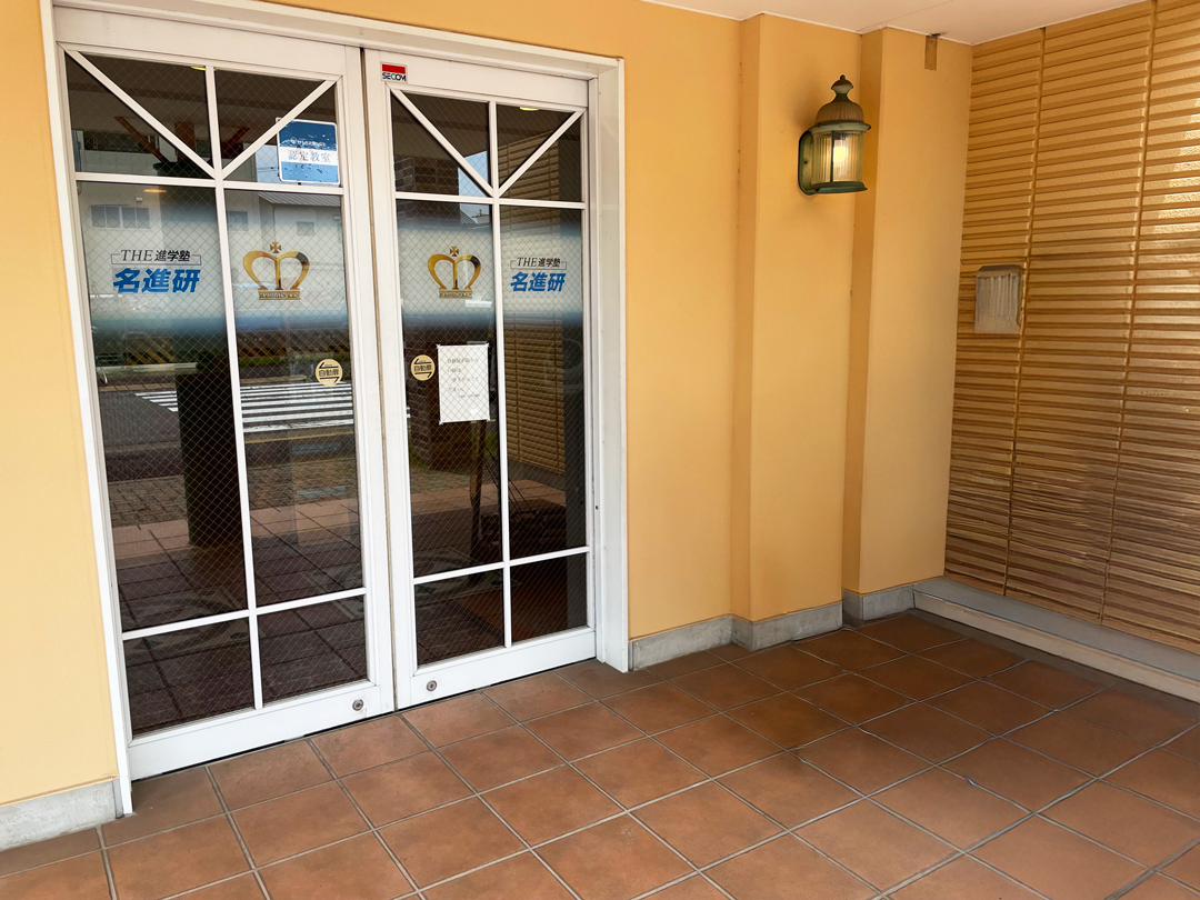 【玄関】屋根付きの玄関