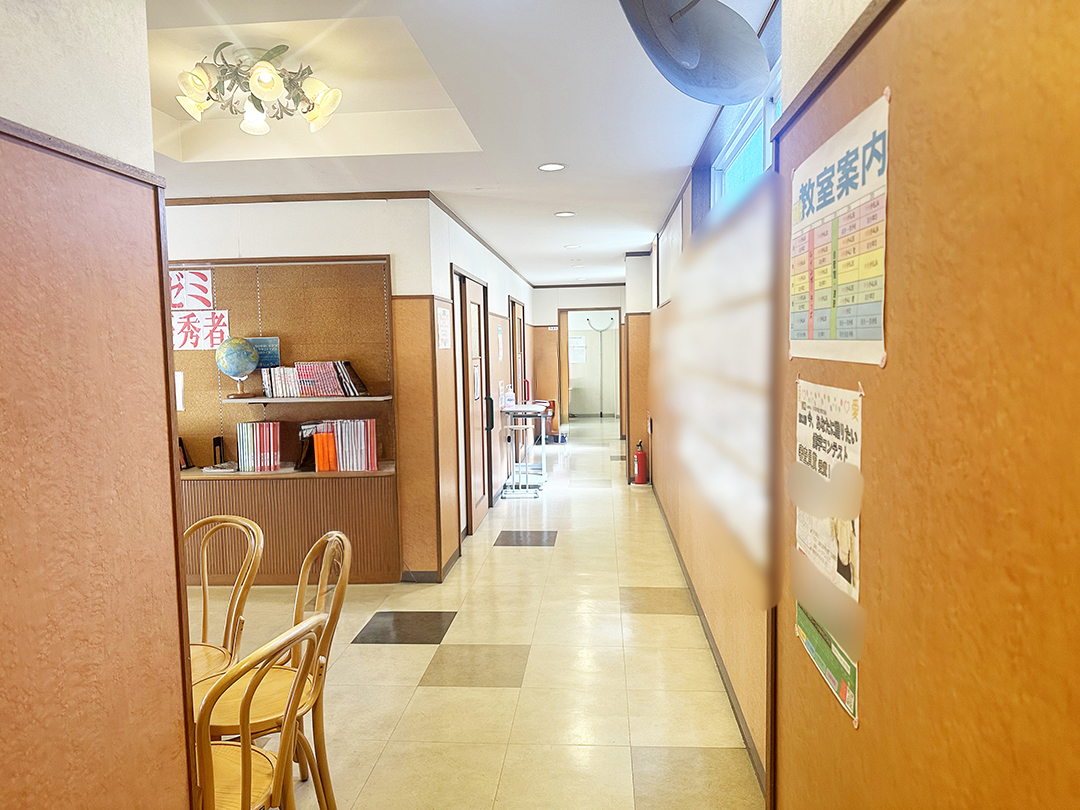 【廊下】自習室も含め複数ある教室。