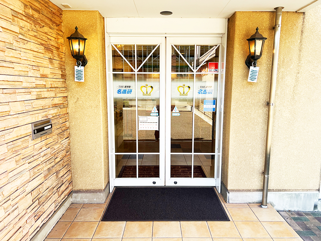 生徒たちが行きかう玄関です。