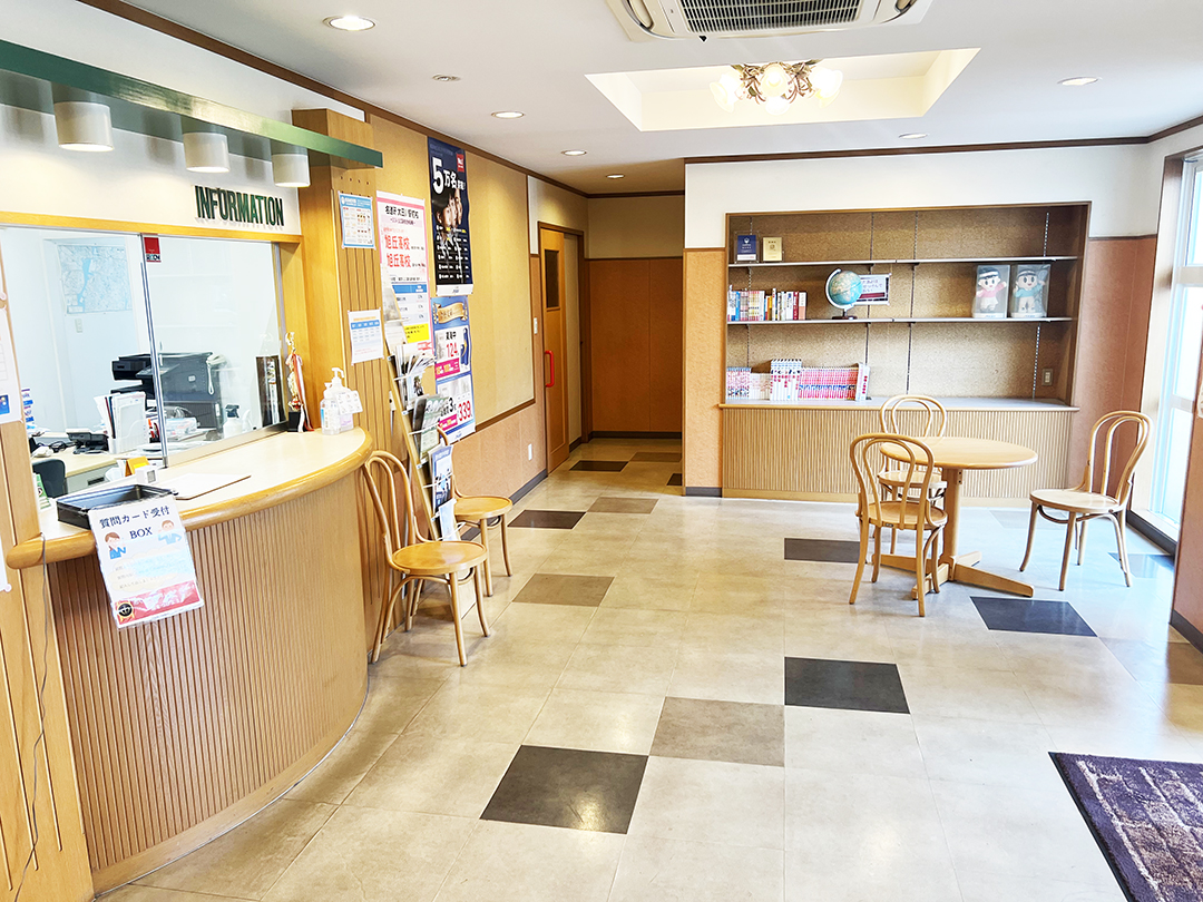 ロビーには生徒の興味を引く本がたくさん！