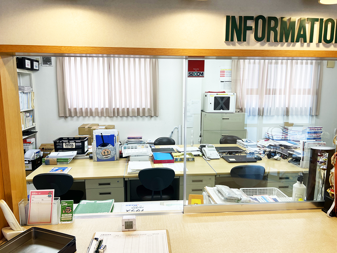 入口はいってすぐに事務室が見えます