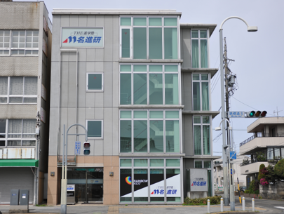 【校舎外観】ガラス張りのオシャレな外観